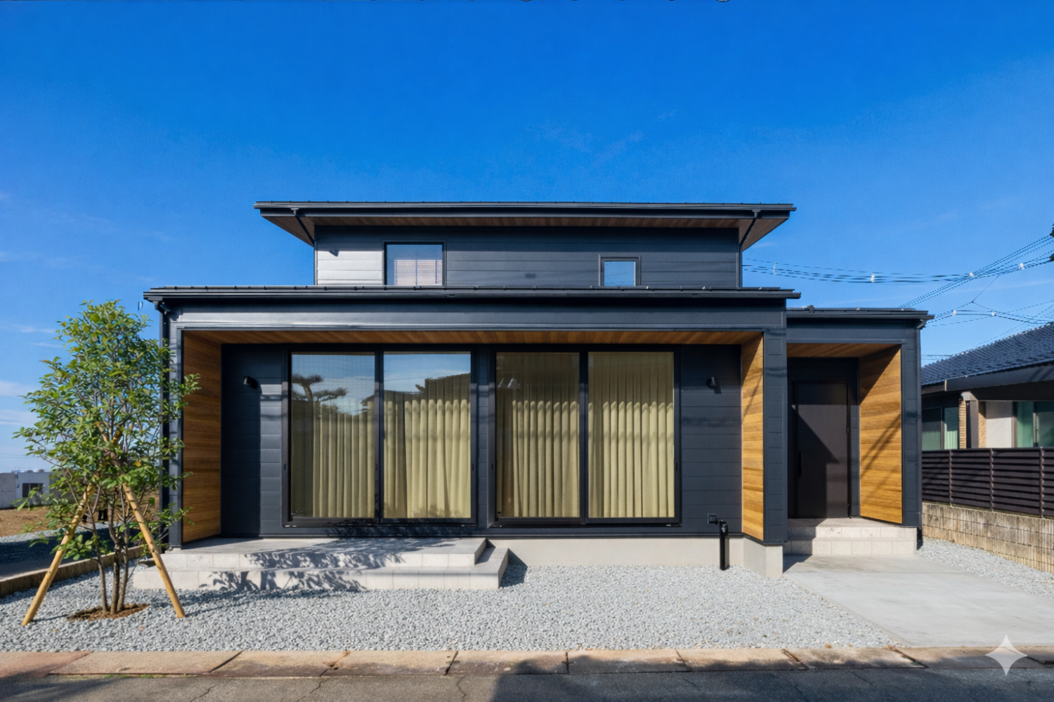 敷地の特徴を活かした、インナーガレージがある大人シンプルな家