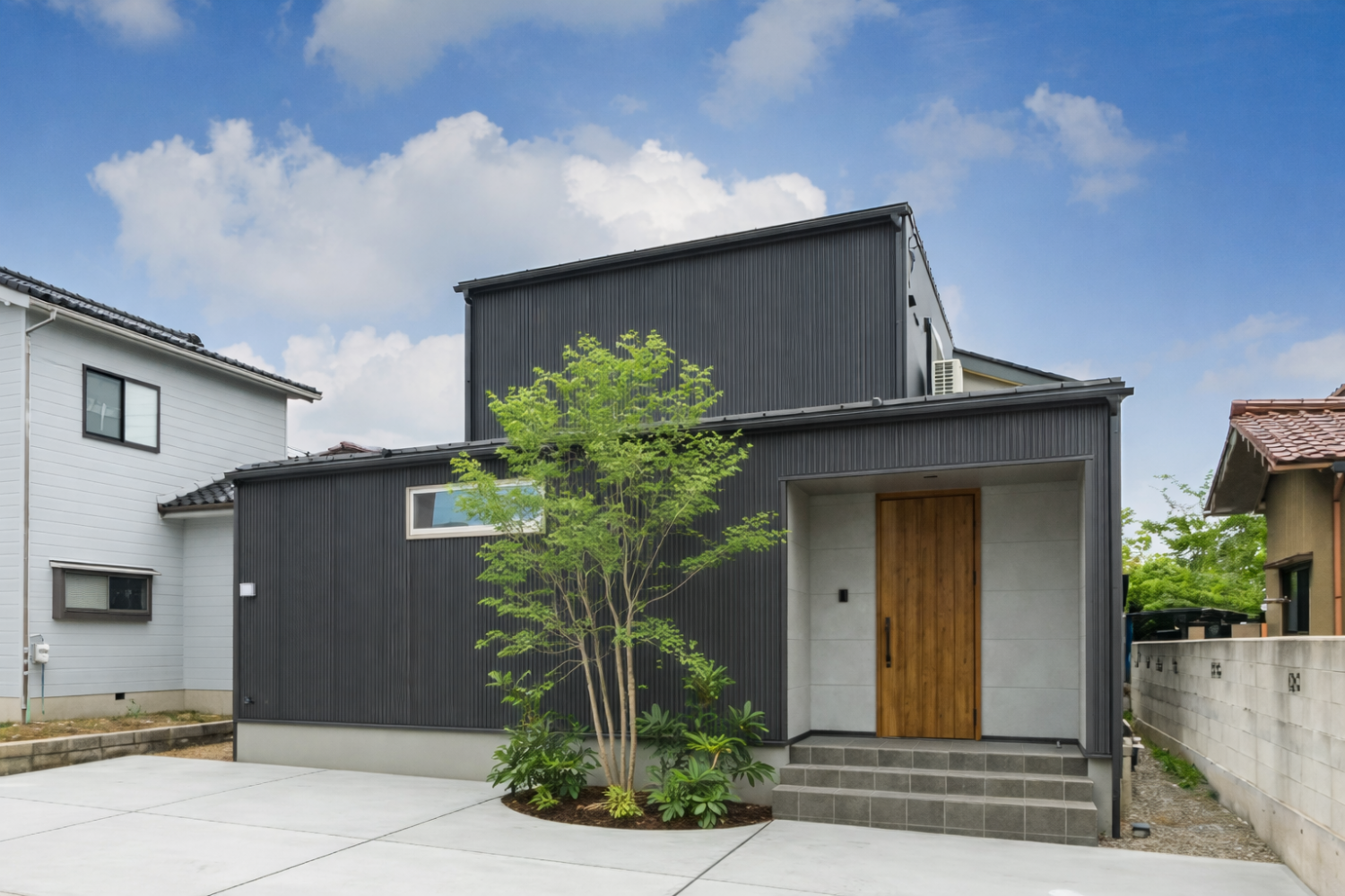 グレートーンでまとめた平屋ライクの家