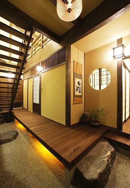 住む人のセンスが光る和の家具や小物を配した玄関。     黒部市Ｉ邸   E010