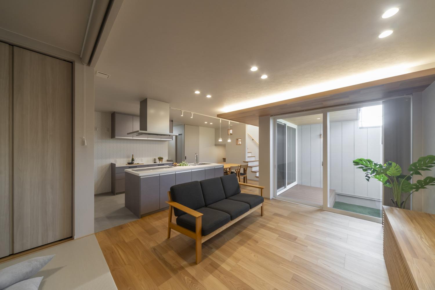 木のぬくもりとグレージュの品格が調和した住まい