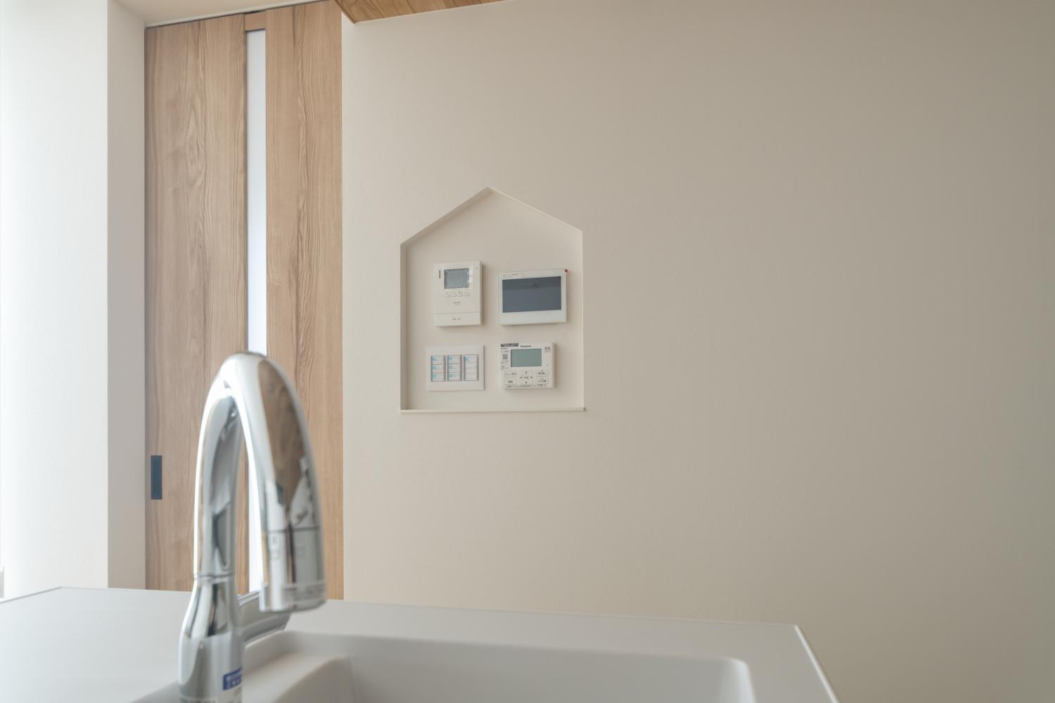 モニター類をまとめたおうち型ニッチは、キッチンそばに設置