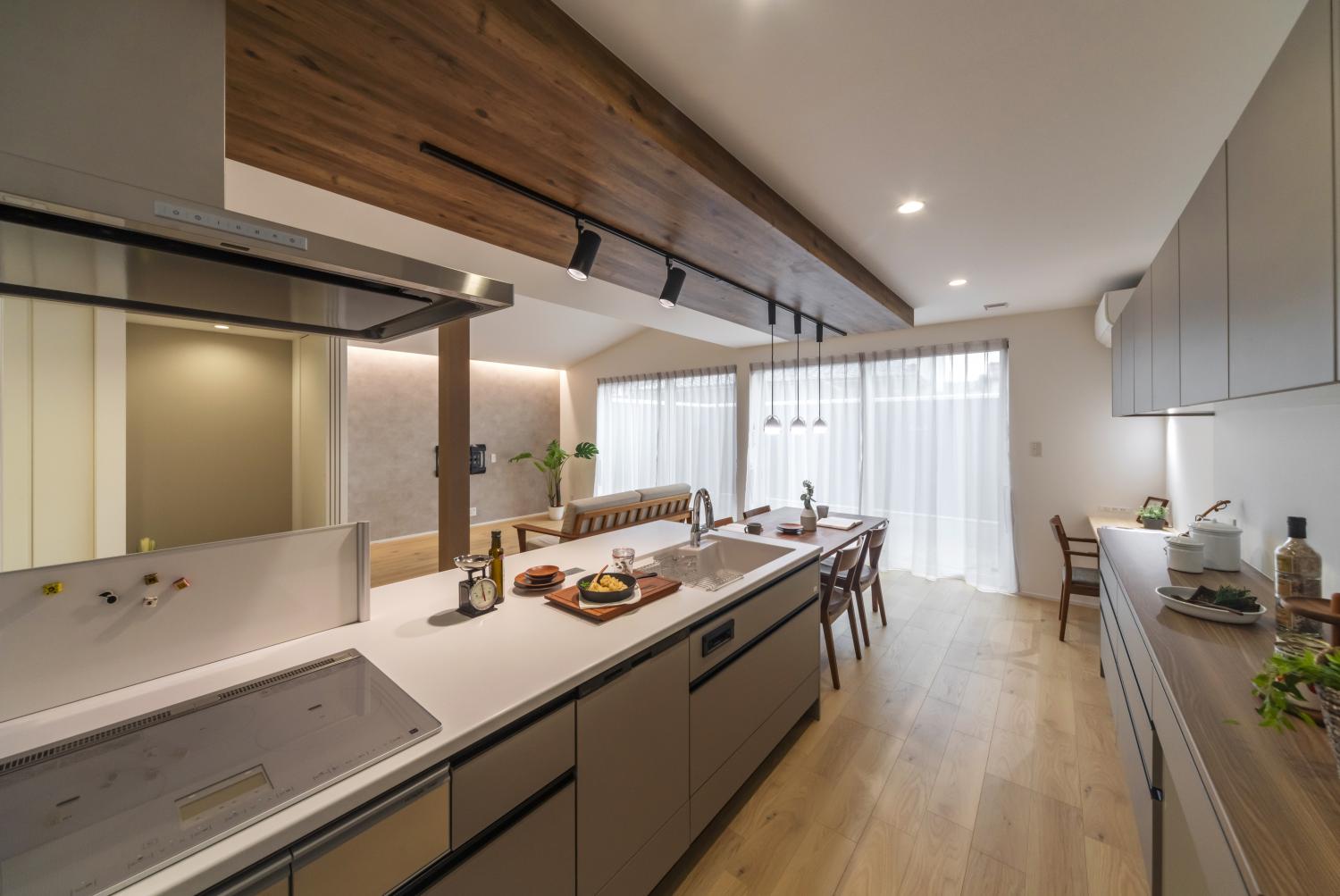 大きな庭と勾配天井が気持ちいい住まい