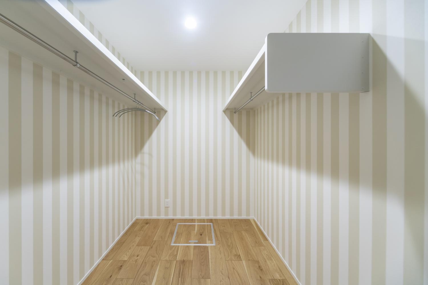 お気に入りのクロスを採用したファミリークローゼット