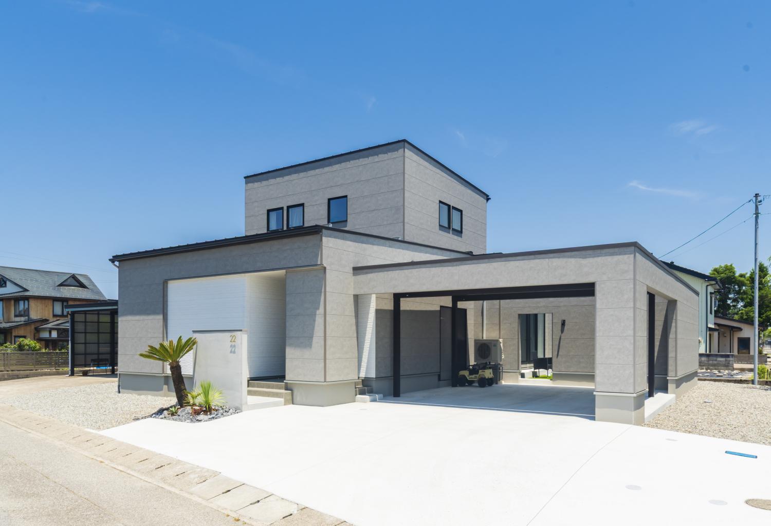 オープンガレージのようなカーポートがある住まい