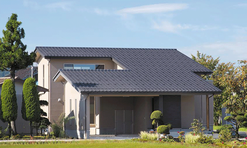 緑の中にたたずむシンプルな屋根とインナーガレージが特徴の家     宇奈月町Ｏ様邸   F028